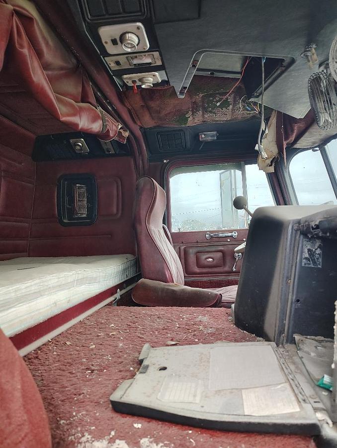 Used 1981 PETERBILT Cabover