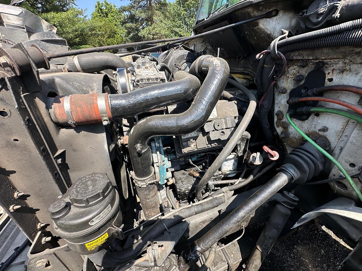 Used 2001 INTERNATIONAL 4900 Attenuator Truck