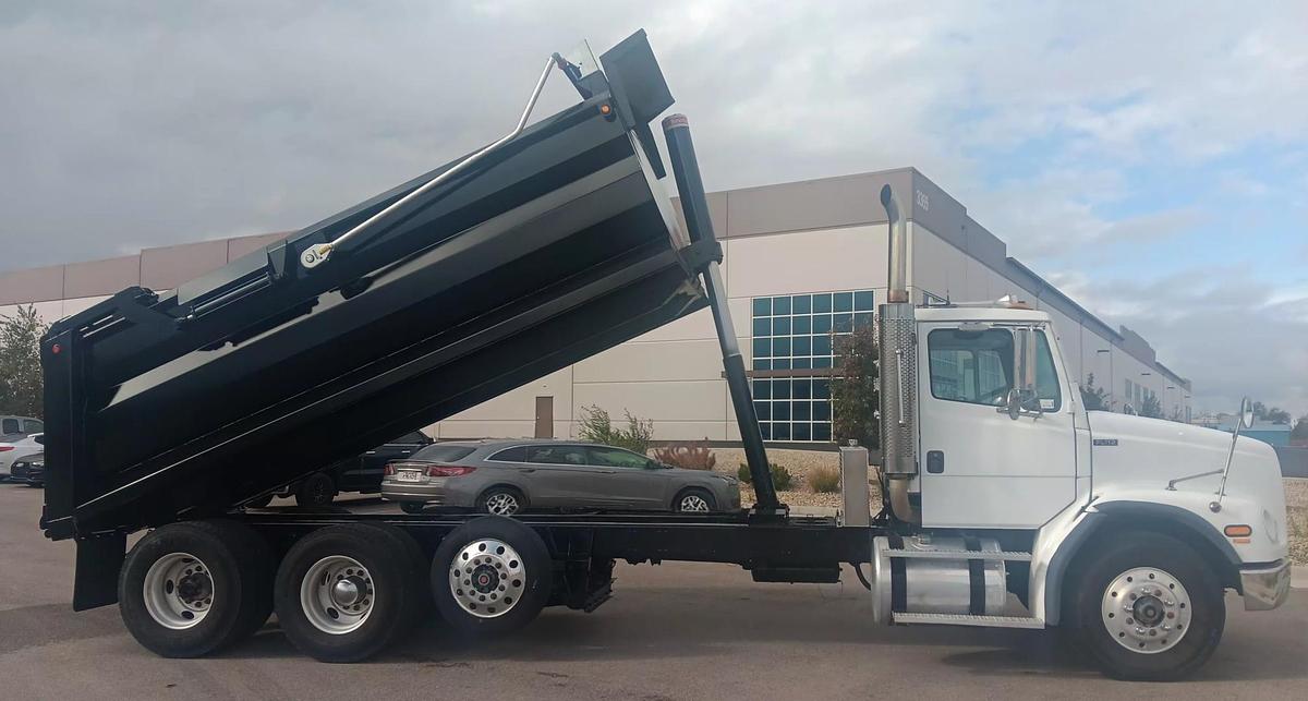 Used 2001 FREIGHTLINER FL 112