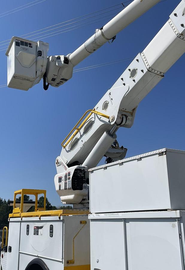 Used 2013 INTERNATIONAL 4300 Utility Bucket