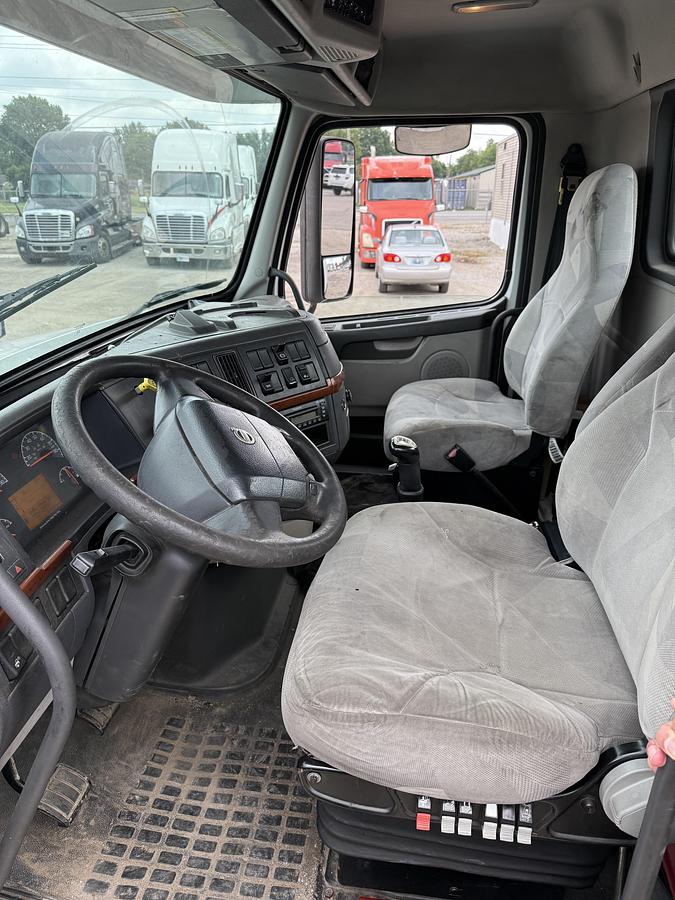 Used 2010 VOLVO VNL64TN