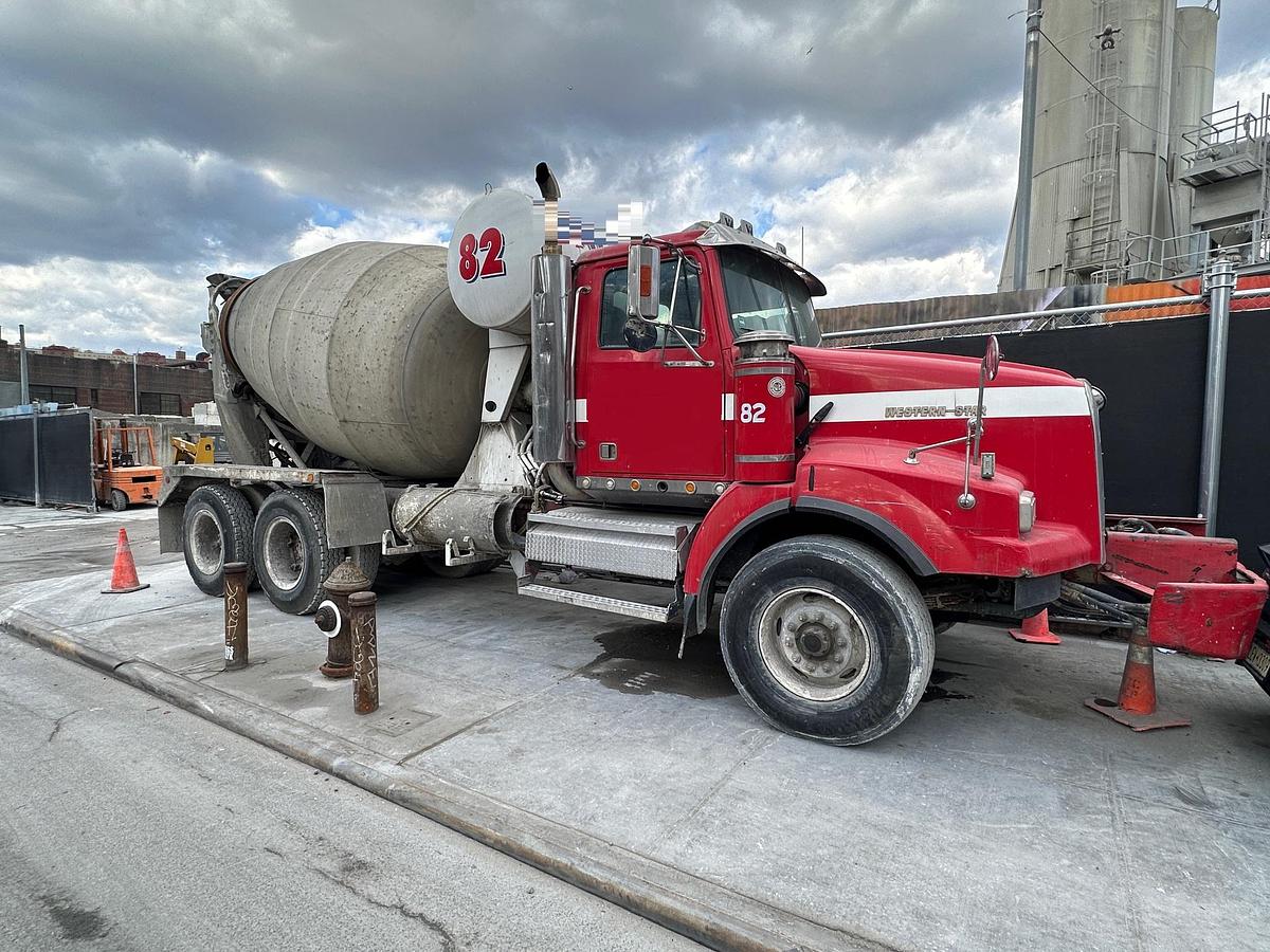 Used 2005 WESTERN STAR Rear Mixer