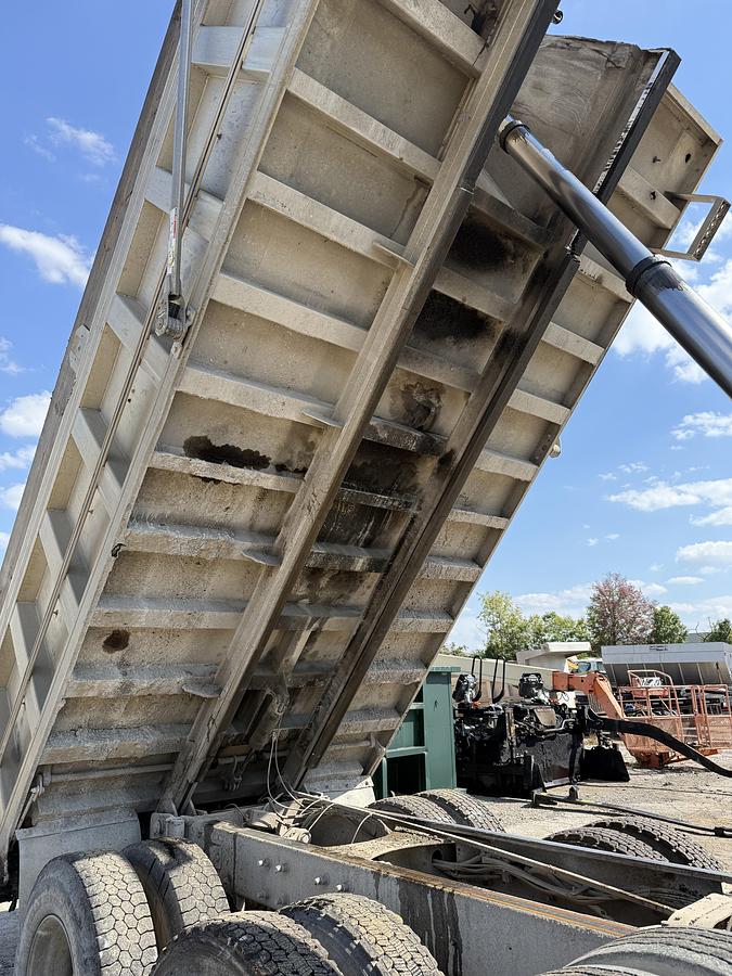 Used 2005 MACK CV713