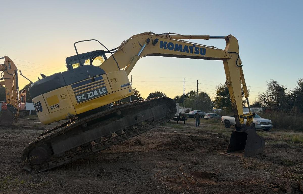 Used 2005 KOMATSU PC-228 LC
