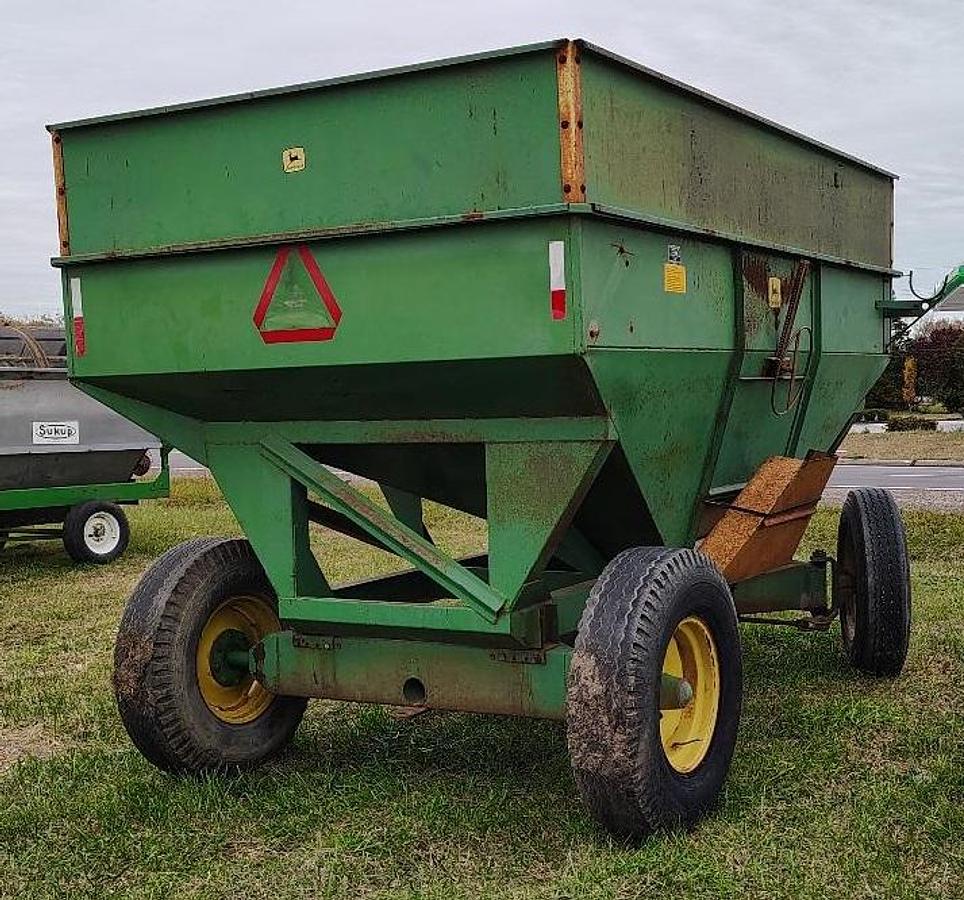 Used JOHN DEERE 350-22 Gravity Wagon