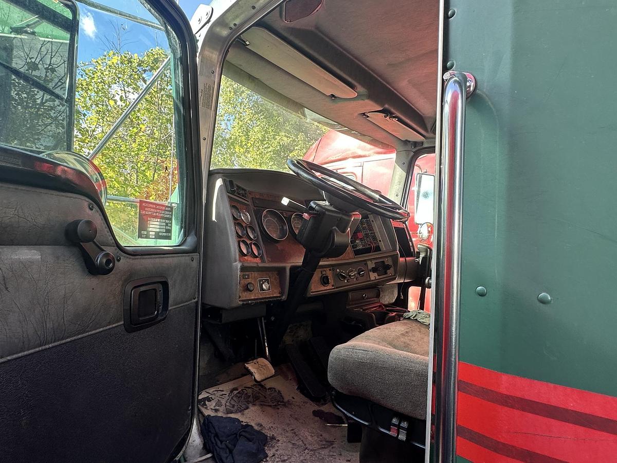 Used 2004 KENWORTH T300