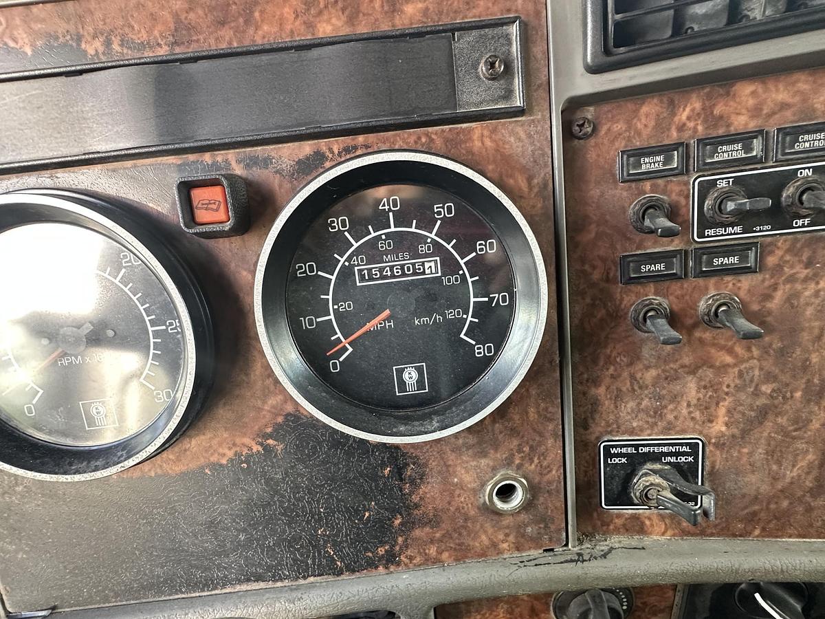 Used 2004 KENWORTH T300