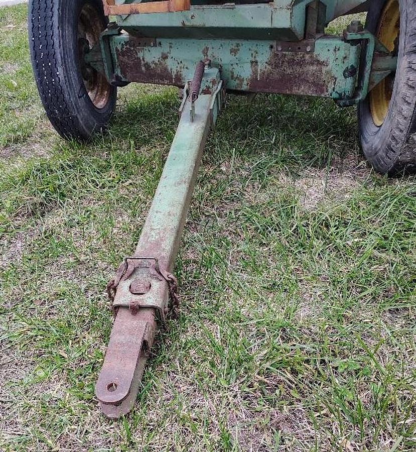 Used JOHN DEERE 350-22 Gravity Wagon