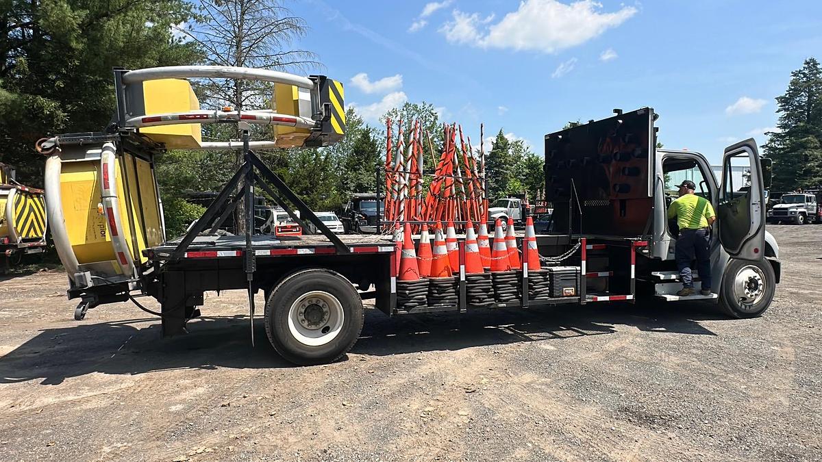 Used 2004 FREIGHTLINER M2 Attenuator Truck