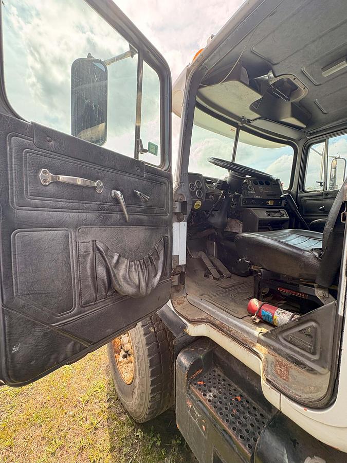 Used 2003 MACK DM 688S