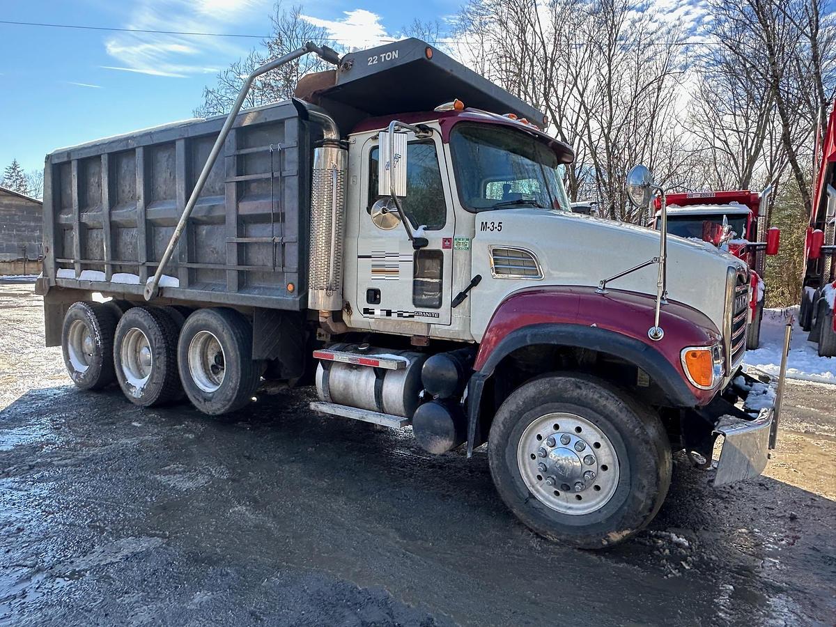 Used 2005 MACK CV713