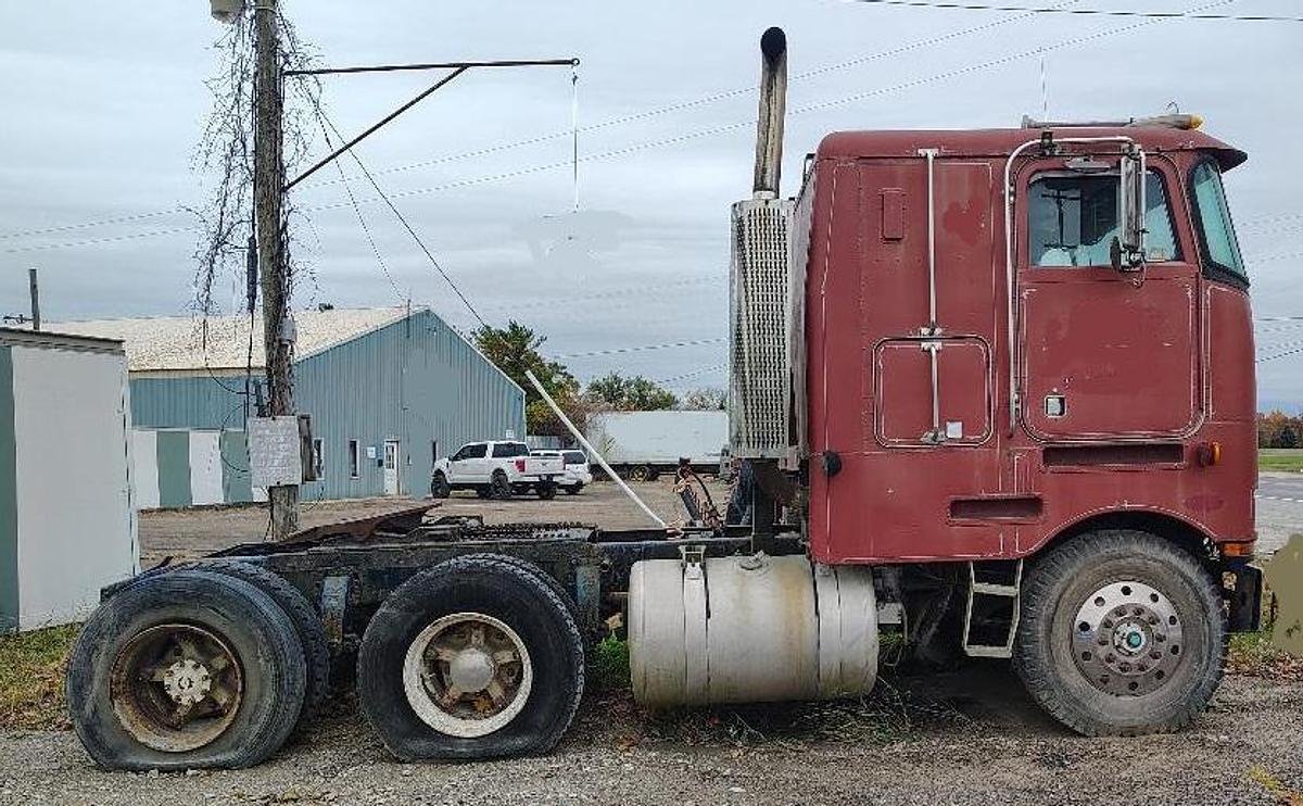 Used 1981 PETERBILT Cabover