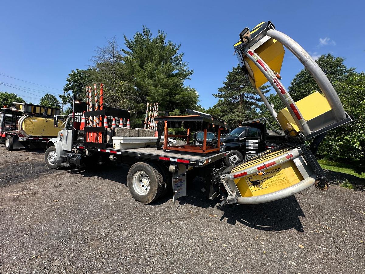 Used 2001 INTERNATIONAL 4900 Attenuator Truck