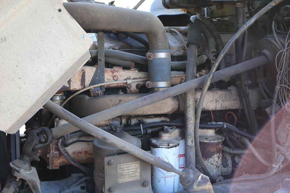 Used 1996 MACK RD690S