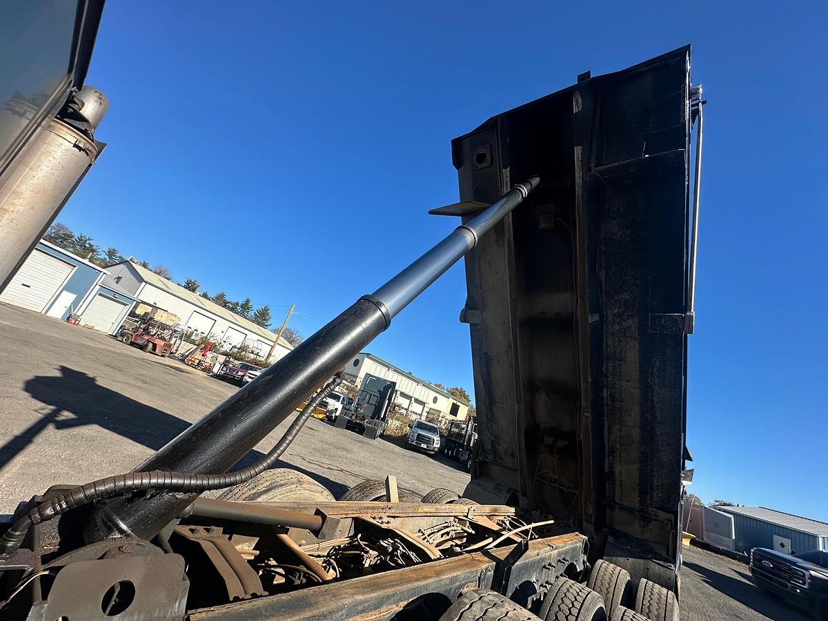 Used 2006 MACK Granite CV713