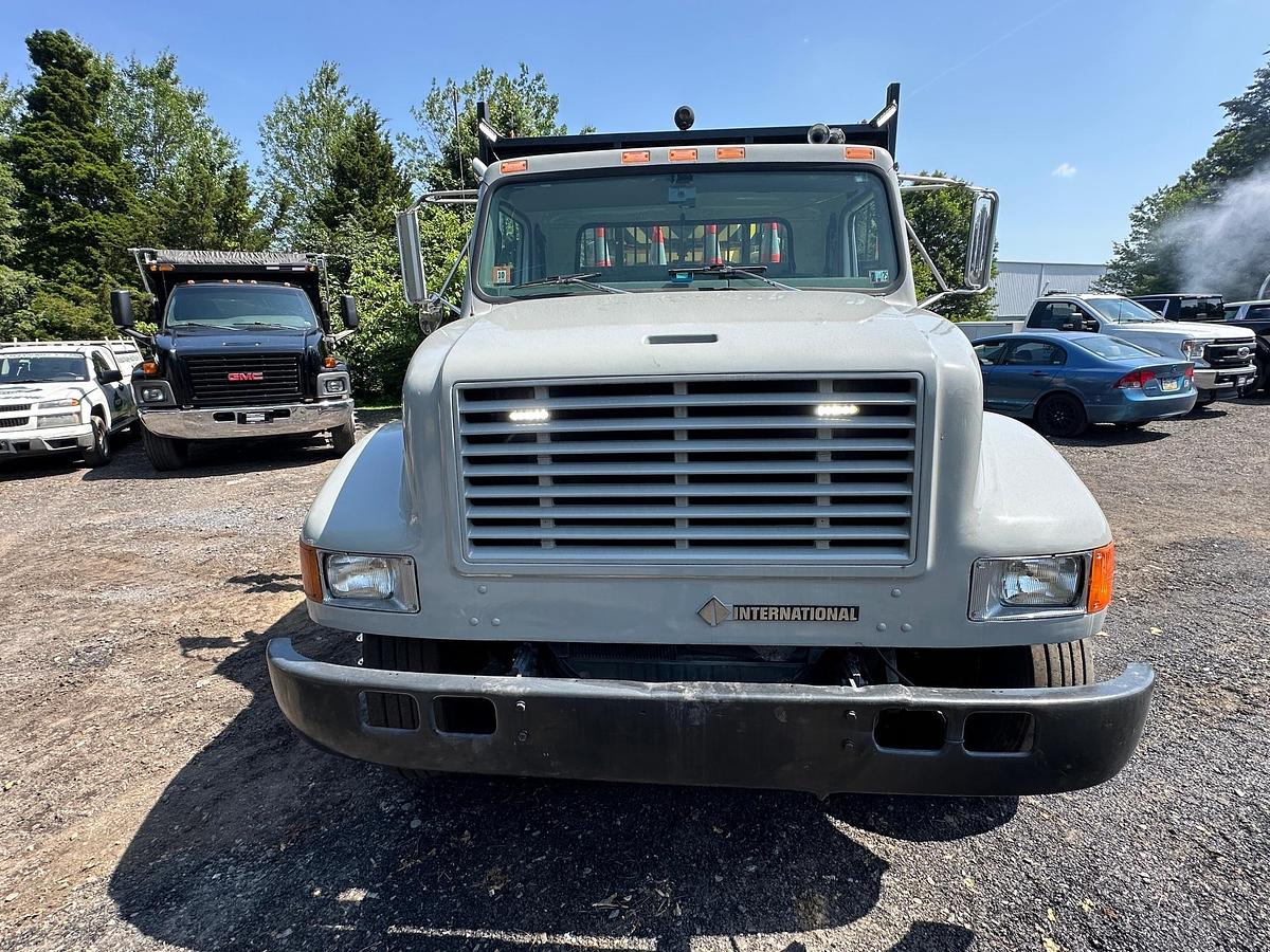 Used 2001 INTERNATIONAL 4900 Attenuator Truck