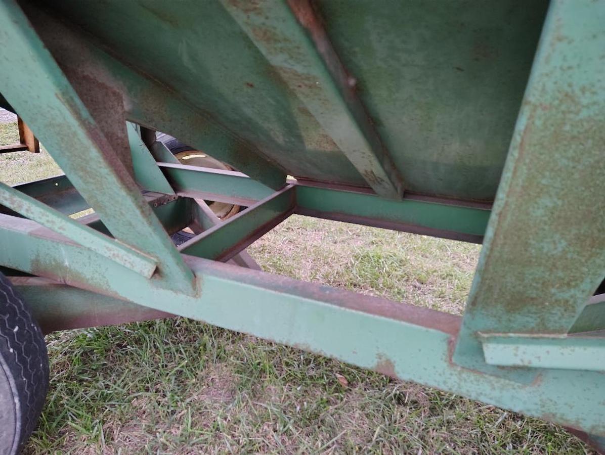 Used JOHN DEERE 350-22 Gravity Wagon