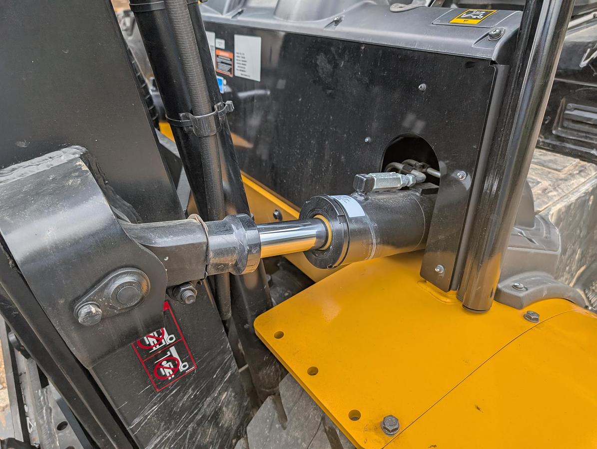 Used 2025 HYUNDAI 40D-9