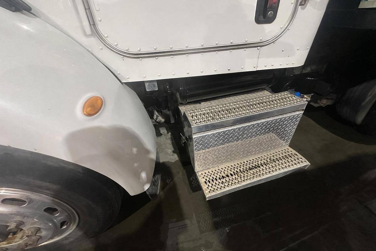 Used 2005 PETERBILT 335