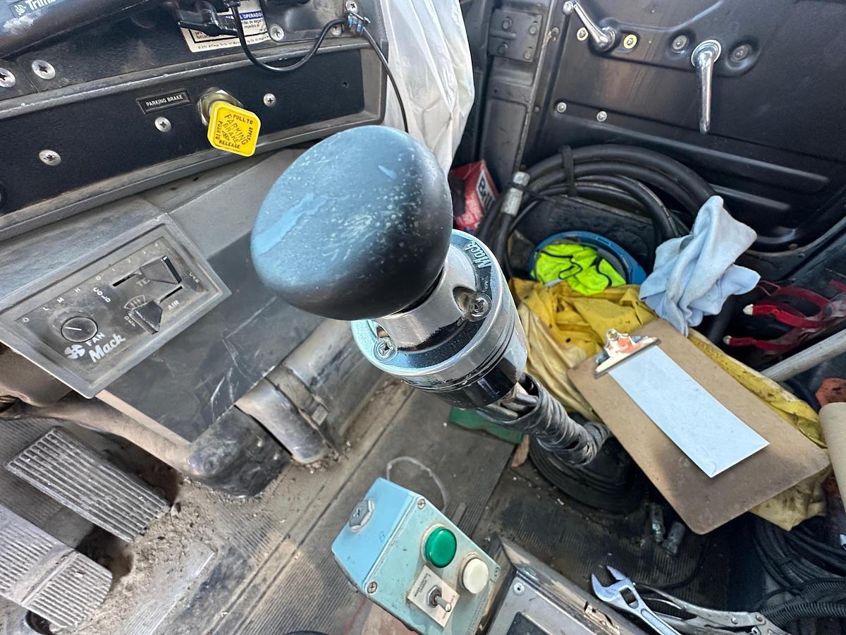 Used 2000 MACK DM690S Conveyor