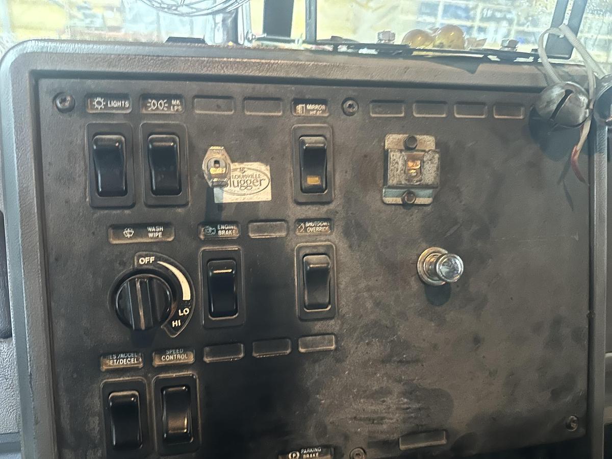 Used 1999 MACK CL713