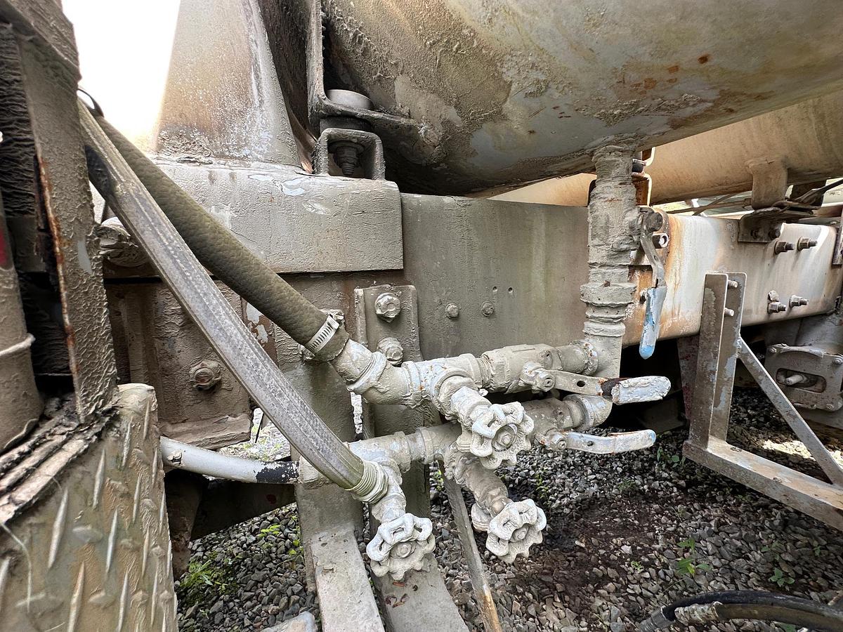 Used 1997 ADVANCE Front Discharge Mixer