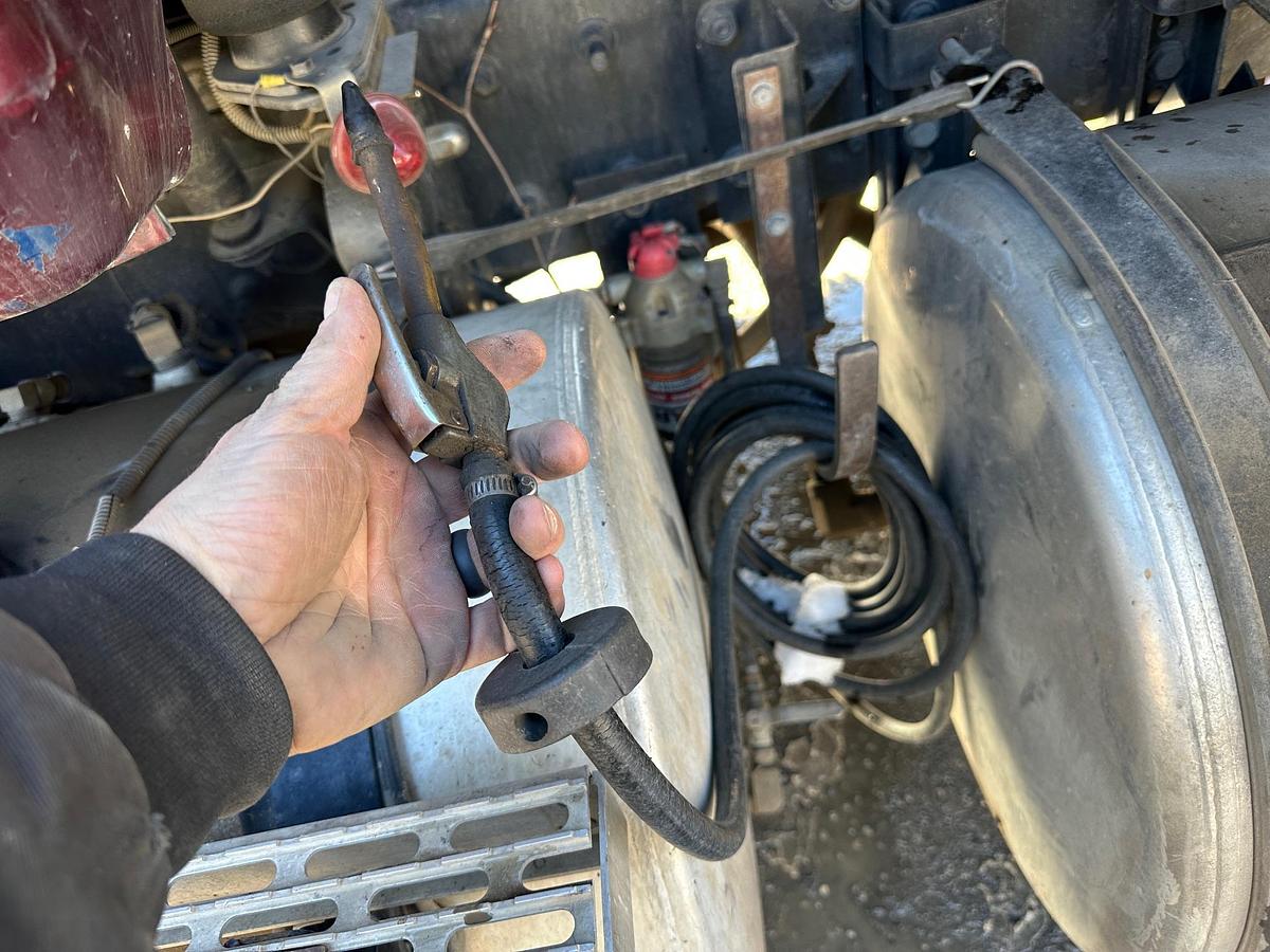 Used 2005 MACK CV713