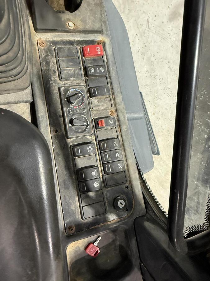 Used 2022 DEERE 324L