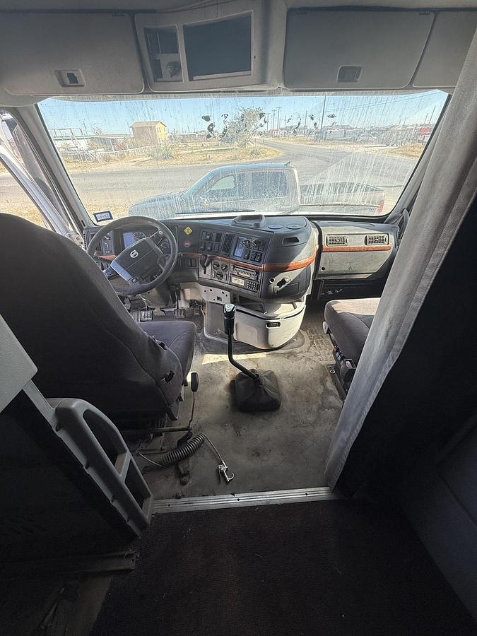 Used 2005 VOLVO VNL 64T670