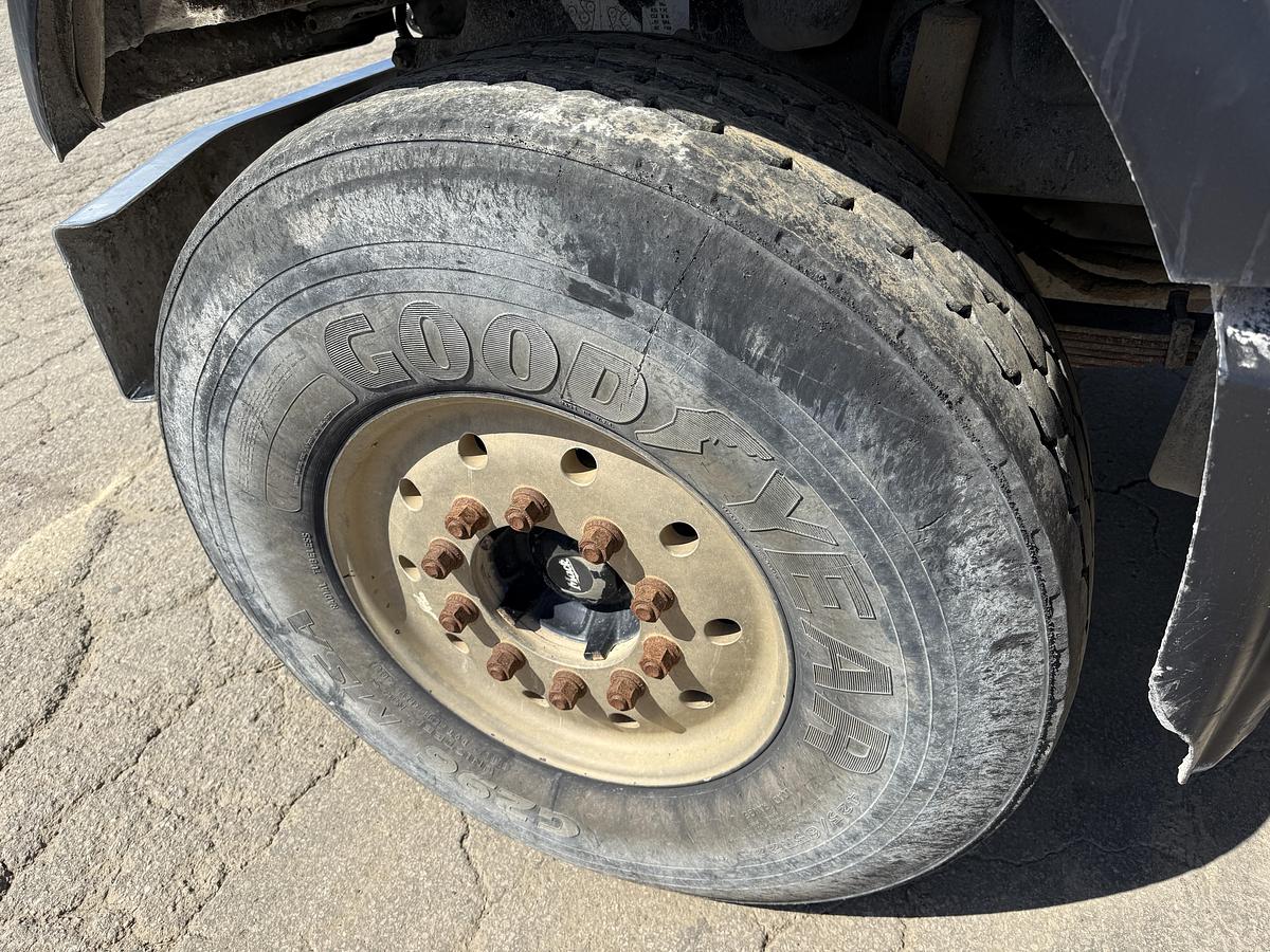 Used 2005 MACK CV713