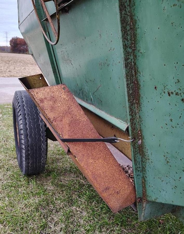 Used JOHN DEERE 350-22 Gravity Wagon
