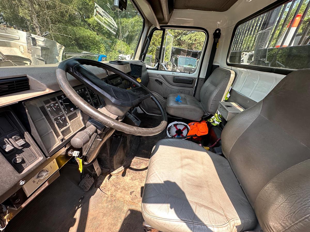 Used 2001 INTERNATIONAL 4900 Attenuator Truck