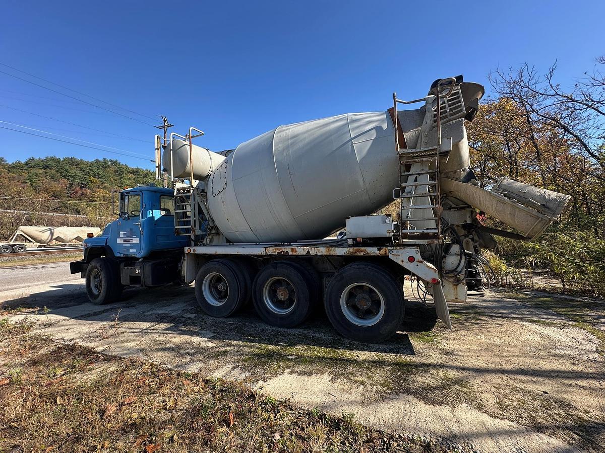 Used 2000 MACK DM690S Conveyor