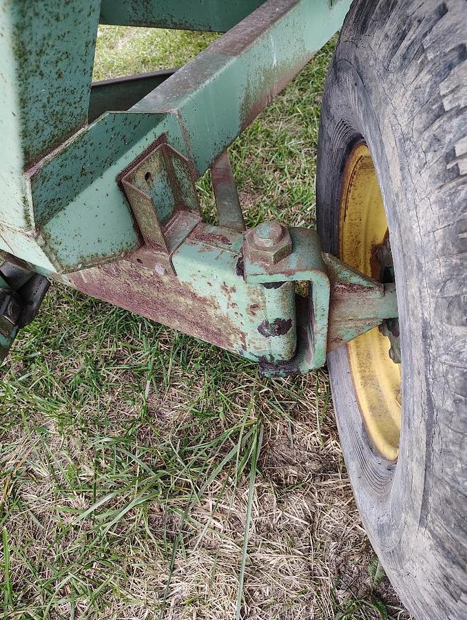 Used JOHN DEERE 350-22 Gravity Wagon