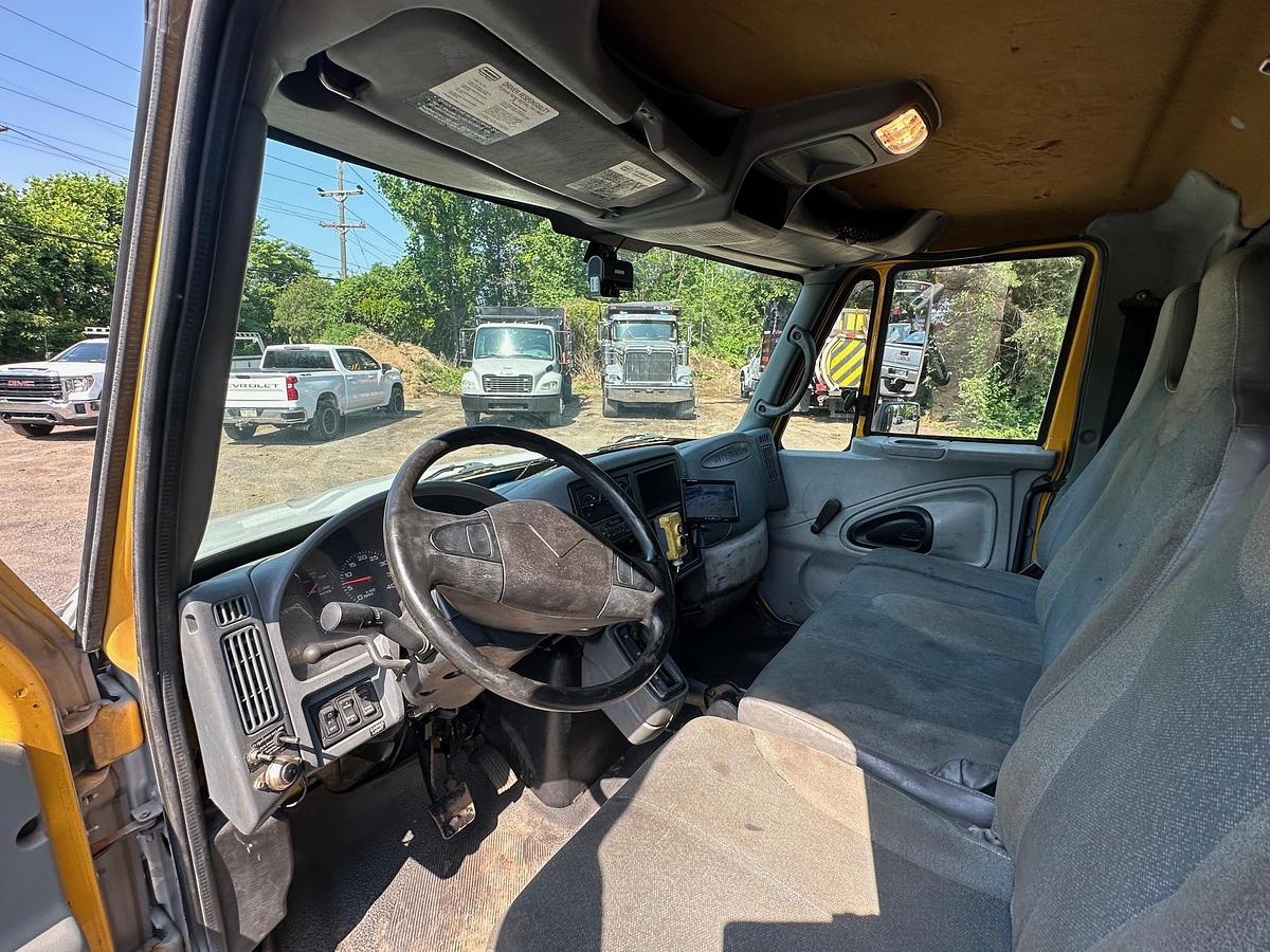 Used 2004 INTERNATIONAL 4300 Attenuator Truck