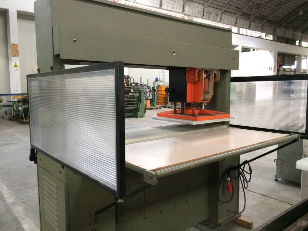 Used Fipi brand die-cutting press, for fabric, leather, leather and the like.