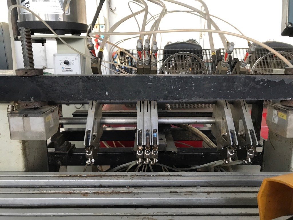 Used 1997 Inseritrice e incollatrice di perni, automatica