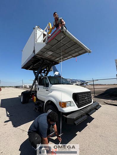 Refurbished 2001 Hi-Way / Kidron S-70-14/4CB14AH Narrow Body Catering Truck