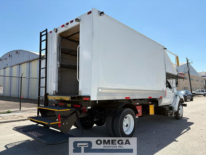 Refurbished 2001 Hi-Way / Kidron S-70-14/4CB14AH Narrow Body Catering Truck