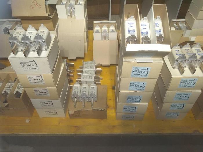 583 pezzi di fusibili NH nuovi da 6A a 1600A vari produttori merce insolvente come nuovi -80%
