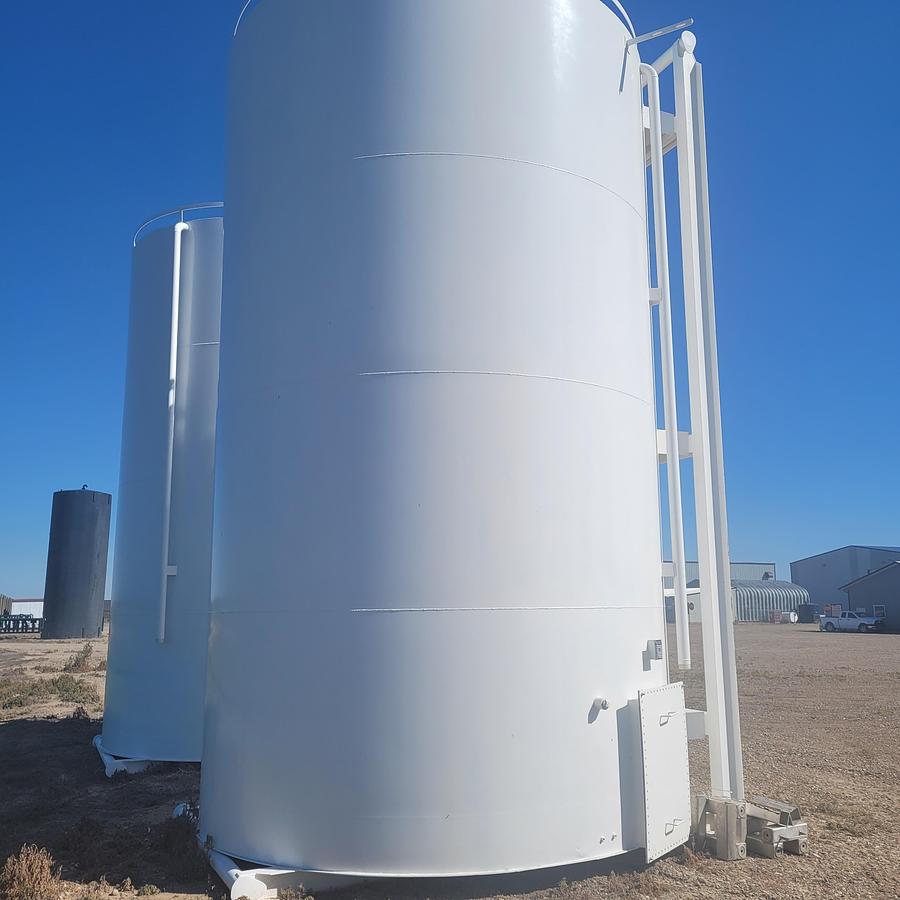 Refurbished 400 BBL Single Wall Painted Tanks