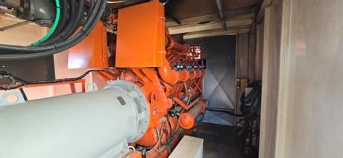 Used 800kw Waukesha P48GL, 480 V / 3 phase, Nat Gas Rebuilt