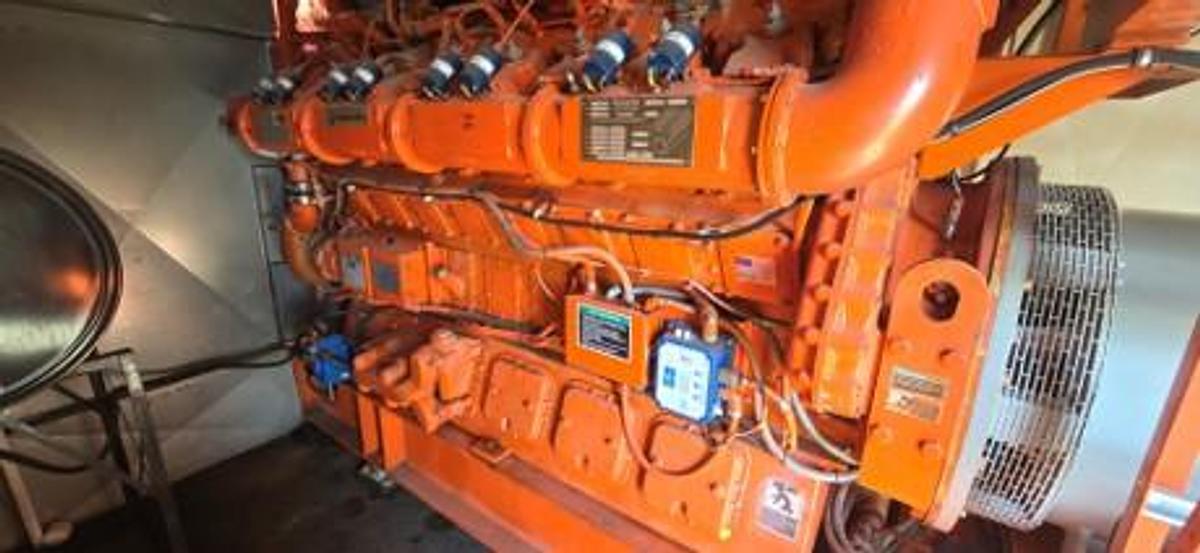 Used 800kw Waukesha P48GL, 480 V / 3 phase, Nat Gas Rebuilt