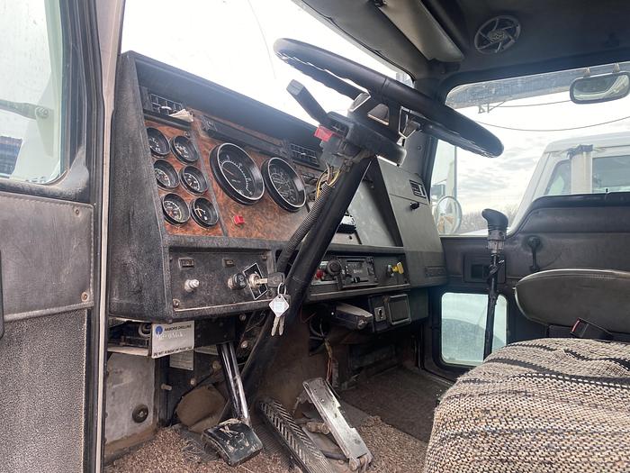 Used 2000 Kenworth Fiberglass wireline