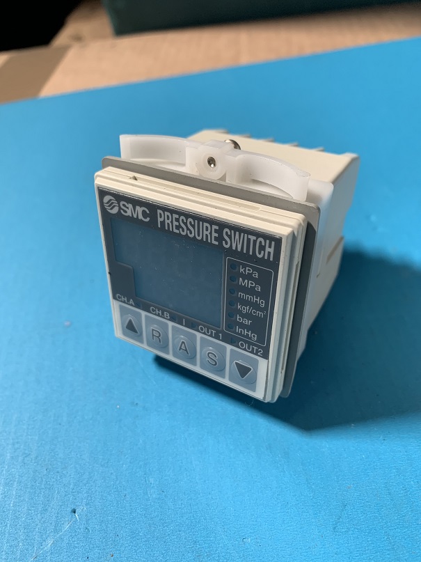 Used SMC Pressure Switch PSE107-A