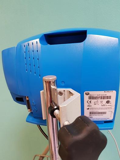 Gebraucht GE DINAMAP V100 Patientenmonitor auf Trolley mit Blutdruckmanschette und Fingersensor