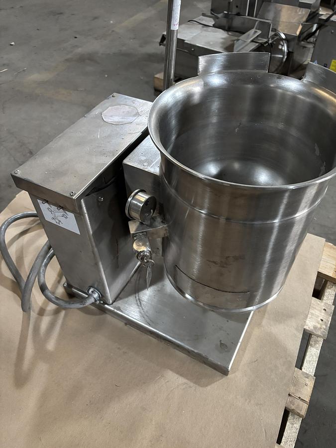 Used Cleveland Range KET3T 3 Gallon Table Top Electric Tilting Steam Kettle