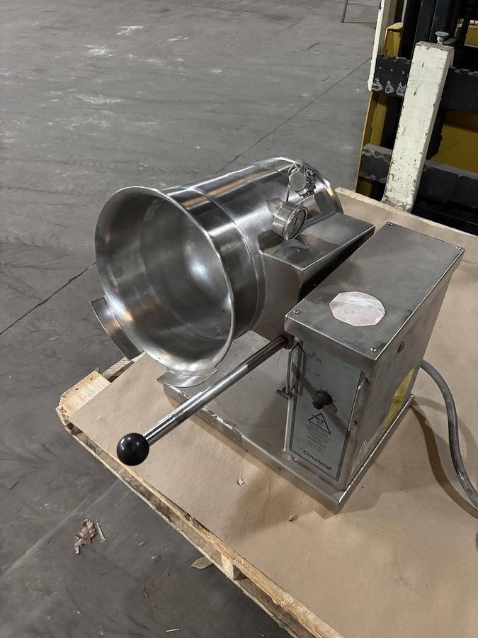 Used Cleveland Range KET3T 3 Gallon Table Top Electric Tilting Steam Kettle