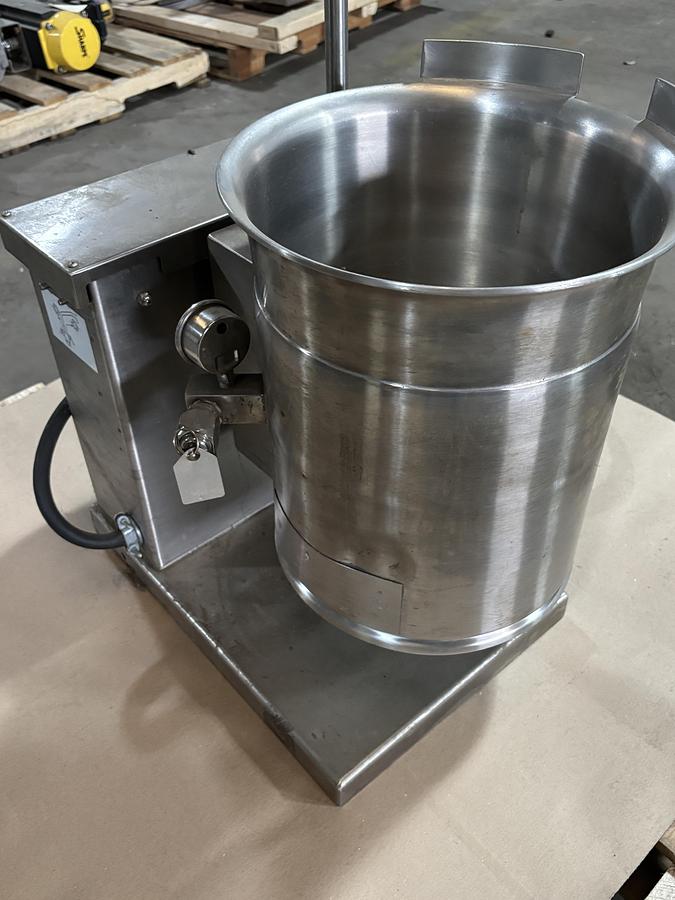 Used Cleveland Range KET3T 3 Gallon Table Top Electric Tilting Steam Kettle