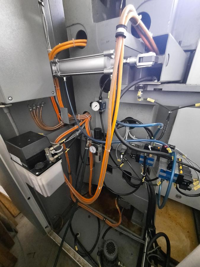 Used 2001 Deckel Maho DMC 63 V